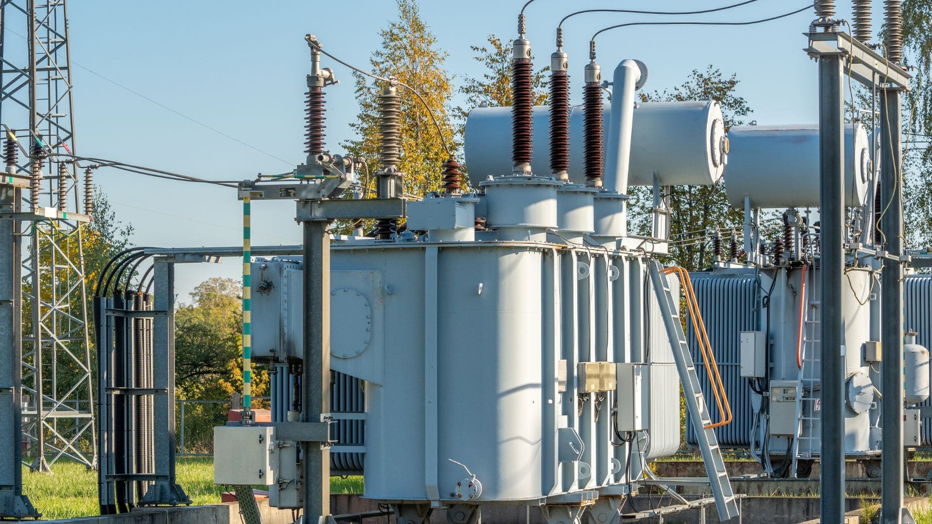 Como os Uniformes para Eletricistas Protegem Contra Arcos Elétricos e Incêndios